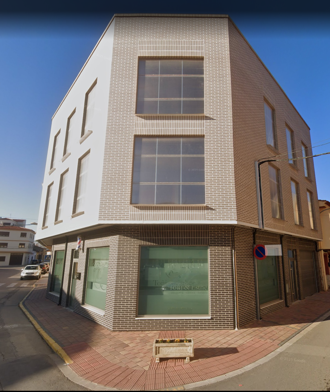 Edificio de Toñi y Esther en Madrigueras