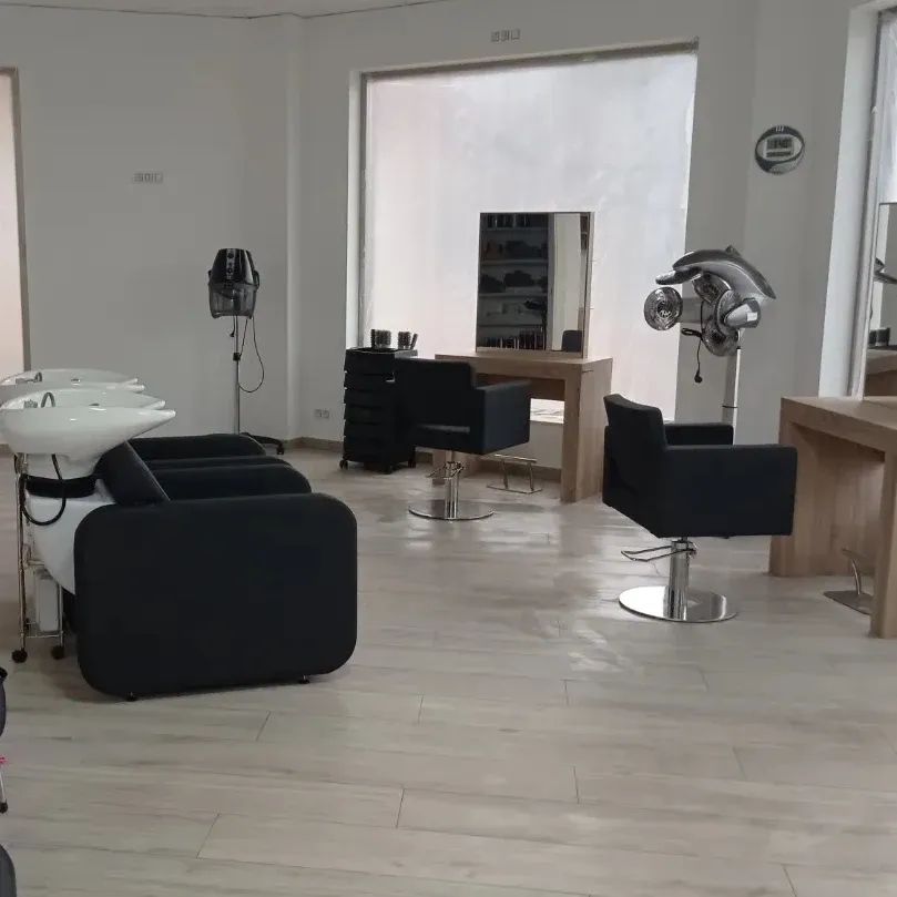 Otro ángulo del interior de la peluquería